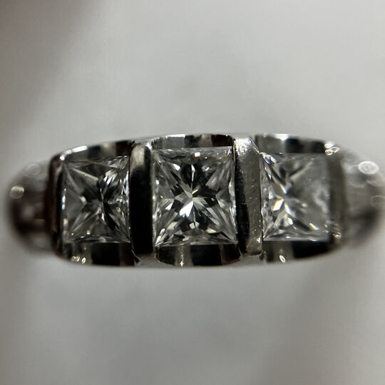 画像3225：ダイヤ３ストーン プラチナリングをお買取りいたしました～✨💎