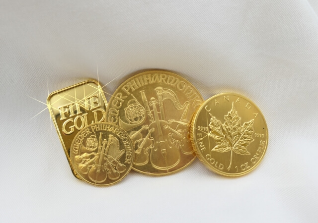 白い布に置かれた金貨のセット